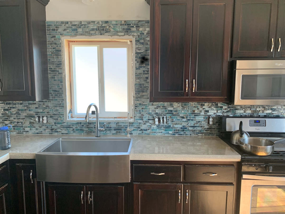 Stainless steel farmhouse style sink